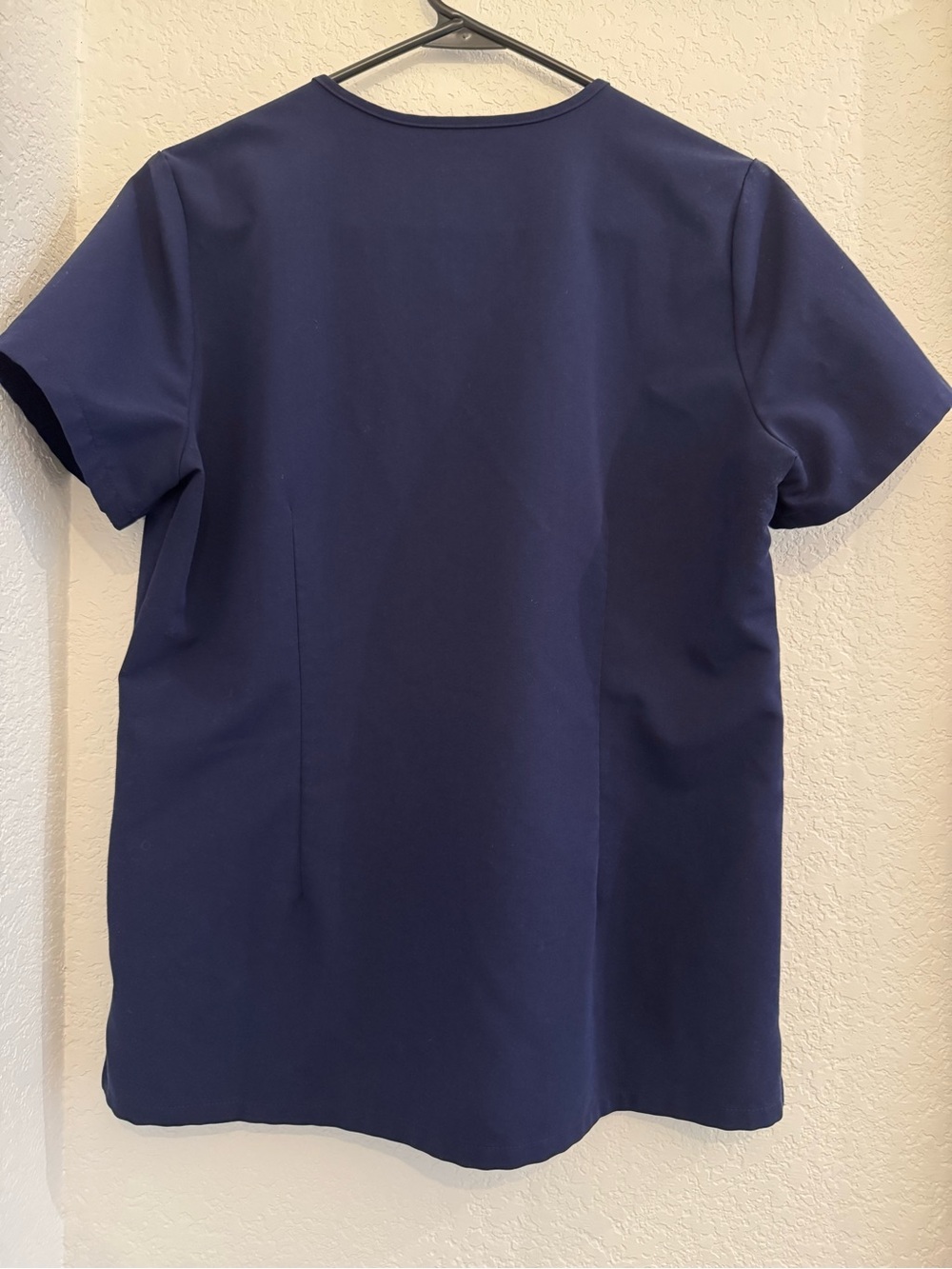 FIGS Women’s Catarina One Pocket Scrub Top Navy - Picture 3 of 4
